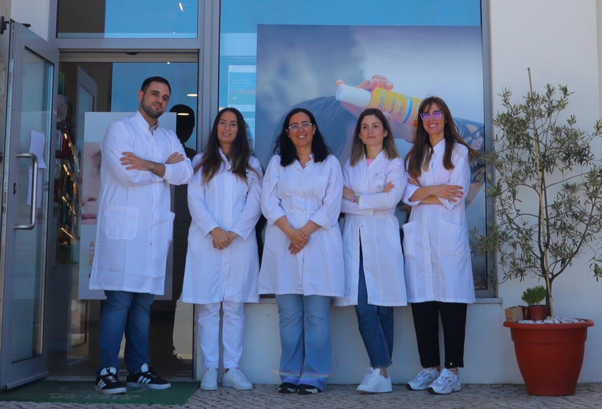 Equipa da Farmácia da Cela no atendimento